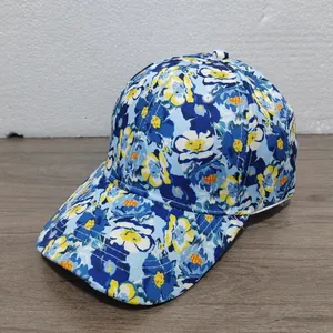 Dettaglio cappello da baseball floreale con motivi blu navy e visiera curva da donna