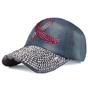 Détail macro du ruban en strass rose et cristaux argentés sur casquette en coton délavé