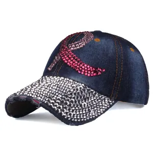 Détail du ruban en strass rose et cristaux argentés sur casquette en jean bleu foncé