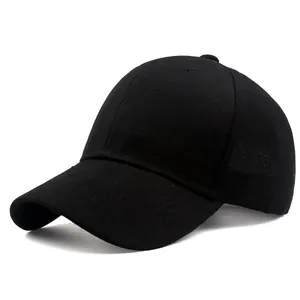 Dettaglio del cappellino da baseball nero in twill di cotone con cuciture classiche a sei pannelli
