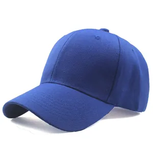 Dettaglio ravvicinato del cappellino blu scuro con trama in twill e cuciture rifinite