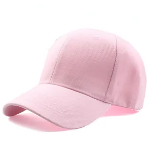 Dettaglio del cappellino da baseball in cotone rosa con struttura a sei pannelli e visiera