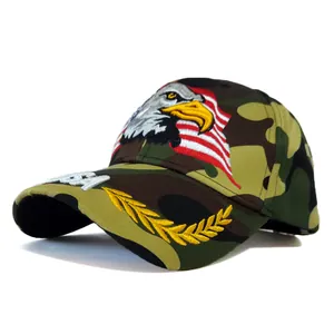 Détail de la broderie 3D de l'aigle et du drapeau USA sur la visière de la casquette