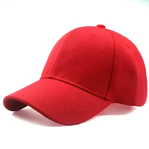 Dettaglio del cappellino da baseball in cotone rosso con cuciture e fori di ventilazione