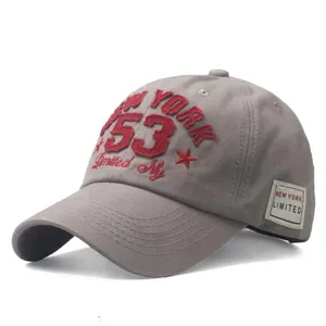 Dettaglio cappello da baseball grigio con ricamo 3D rosso ed etichetta in tessuto