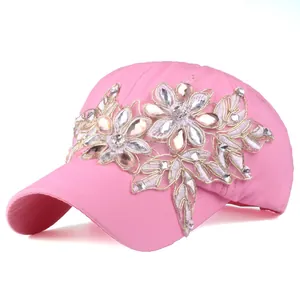 Primo piano del berretto rosa con ricamo floreale 3D e strass brillanti