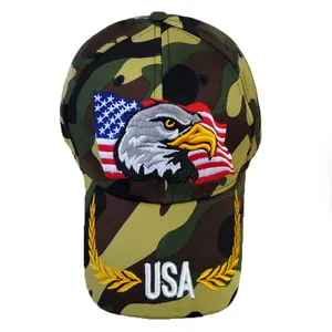 Détail de la broderie USA et du motif de laurier doré sur la casquette camouflage