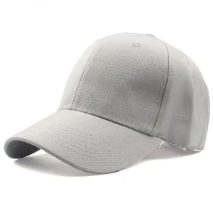 Dettaglio del tessuto in cotone grigio del cappellino da baseball e fori di ventilazione
