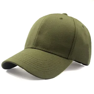Dettaglio del cappellino da baseball verde militare con corona a 6 pannelli e occhielli
