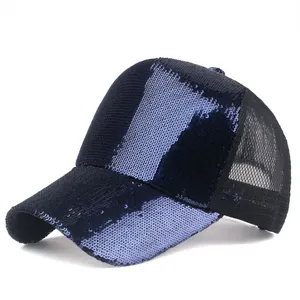 Détail macro de paillettes bleues brillantes sur l'avant d'une casquette trucker mesh