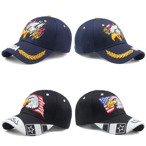 Détail de casquettes USA avec aigle brodé, épis de blé dorés et motif du drapeau américain