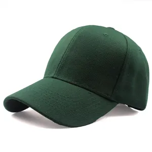 Dettaglio del cappellino da baseball in cotone verde scuro con trama in twill e cuciture