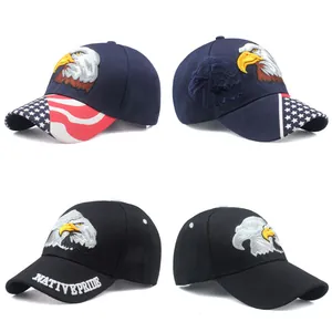 Détail de la broderie d'aigle et du drapeau USA sur des casquettes en coton bleu et noir