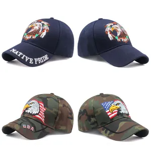 Détails de broderie d'aigle et drapeau USA sur casquettes bleu marine et camouflage