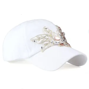 Berretto da baseball in cotone bianco da donna con foglie dorate e decorazione di strass