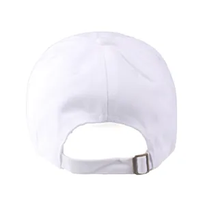 Vista posteriore del cappellino da baseball in cotone bianco con fibbia in metallo