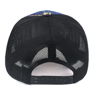 Détail de la fermeture ajustable et de la maille noire sur la casquette à paillettes