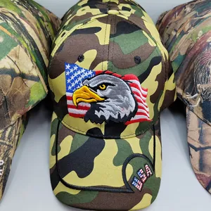 Détail de la broderie aigle et drapeau USA sur casquettes de baseball camouflage
