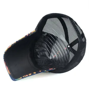 Détail d'une casquette de baseball en maille à paillettes avec fermeture réglable à l'arrière