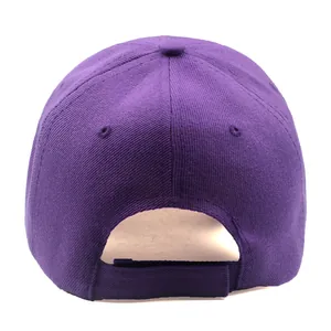 Vista posteriore di un cappellino da baseball viola con cinturino regolabile in cotone