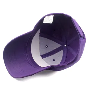 Vista interna del berretto da baseball in cotone viola con etichetta e cinturino