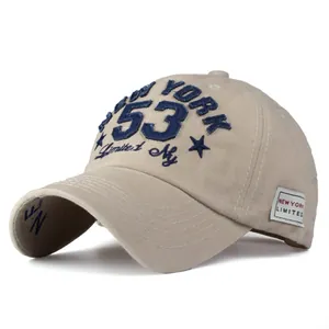 Berretto da baseball in cotone beige con ricamo blu 53 New York e etichetta laterale