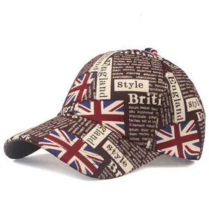 Detail van Britse vlag graffiti patroon op katoenen baseballpet met vintage krantenprint