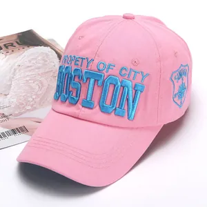 Rosa Baumwoll-Baseballkappe mit blauer Boston-Stickerei und einem Segel-Wappen-Detail