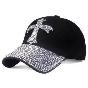 Dettaglio cappello nero con croce di strass e visiera scintillante con finti diamanti