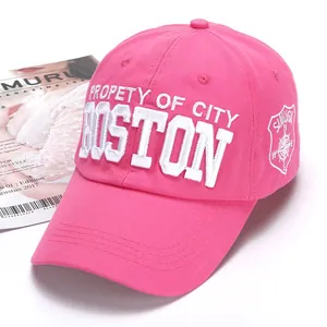 Detail der rosafarbenen Baumwoll-Baseballkappe mit weißer Boston-Stickerei und Seitenwappen