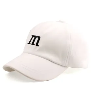 Gros plan de la casquette de baseball blanche avec broderie de la lettre m noire