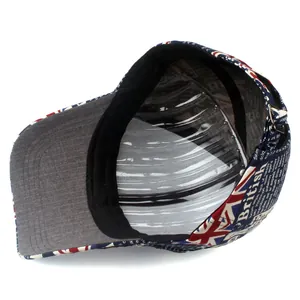 Detail van Union Jack honkbalpet met metalen gesp en Britse tekstprint op stof