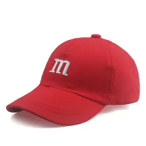 Détail de la casquette de baseball en coton rouge avec broderie blanche de la lettre M