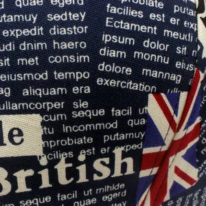 Macro-detail van katoenen canvasstof met Union Jack vlag en Britse tekstafdrukken