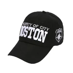 Schwarze Baseballkappe aus Baumwolle mit Boston-Stickerei und Seitenwappen auf weißem Grund