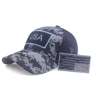 Dettaglio del berretto da baseball mimetico con patch USA e rete traspirante