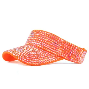 Gedetailleerde close-up van een oranje zonneklep met glinsterende kleurrijke strass