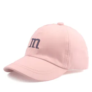 Détail de la casquette de baseball rose en coton avec broderie violette de la lettre m