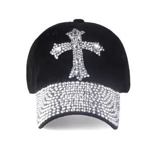 Dettaglio del cappello nero con croce di strass e visiera decorata con cristalli lucidi