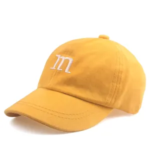 Vue détaillée de la casquette jaune pour enfant avec broderie blanche de la lettre m