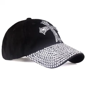 Berretto da baseball nero da donna con croce di strass e visiera glitterata lucida