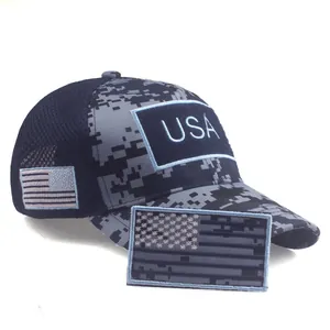 Dettaglio del cappello tattico camouflage digitale blu con ricamo USA e rete traspirante