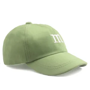 Casquette de baseball enfant vert clair avec broderie m blanche et visière incurvée