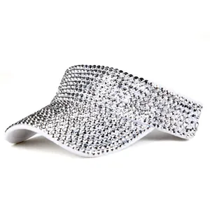 Detailopname van de sprankelende zilveren strass-steentjes op een zonneklep rand