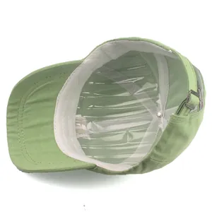 Vue intérieure d'une casquette de baseball enfant vert clair avec boucle en métal