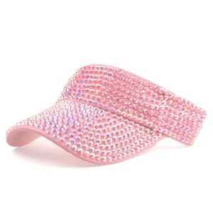 Detailopname van de roze zonneklep met iriserende AB-strass steentjes en strakke stiksels