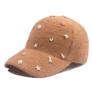 Braune flauschige Baseballkappe mit bunten Stern- und Tier-Ansteckern für den Winter