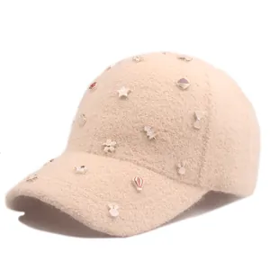 Detailansicht der beigefarbenen Plüsch-Baseballkappe mit bunten Stern- und Blumenmustern