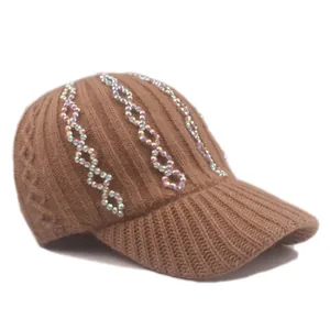 Details der braunen Strick-Baseballkappe mit glitzerndem Strass-Kettenmuster-Besatz