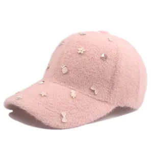 Detailansicht der rosa flauschigen Baseballkappe mit dekorativen Blumen- und Schleifenanhängern